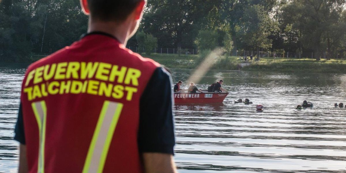 Übung am Oedter See mit Fahrzeug im Wasser, Feuerwehrtauchern und Booten