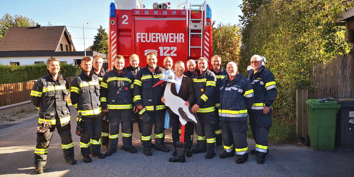 Tierischer Einsatz - Feuerwehr bringt den Storch zum Bürgermeister