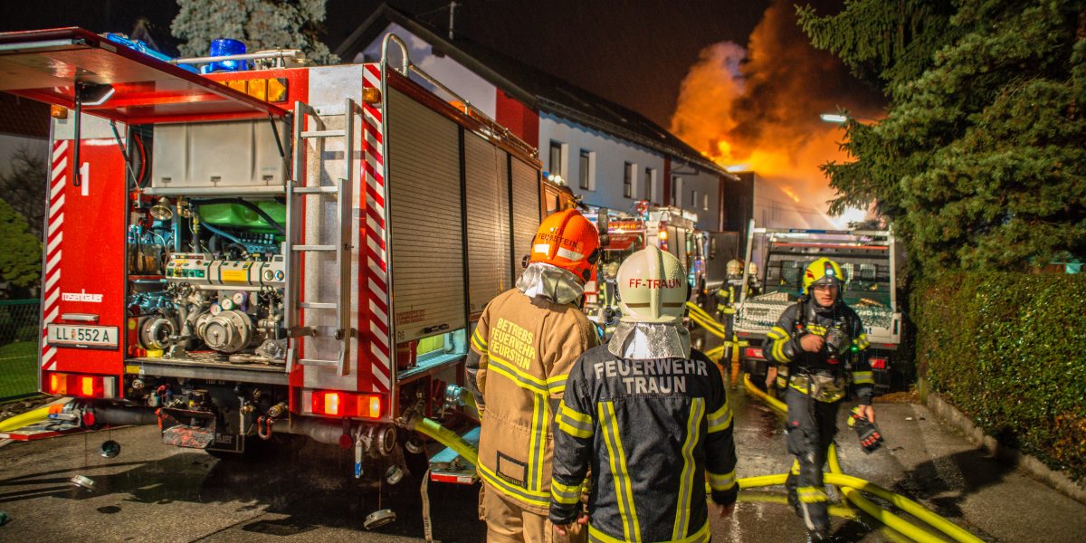 12.11.2017 - Großbrand eines Gewerbebetriebs in Traun/St. Martin