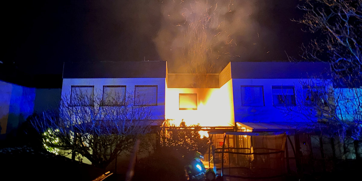 Einsatz 31. Dezember - Terrassenüberdachung brannte, großes Glück im Unglück