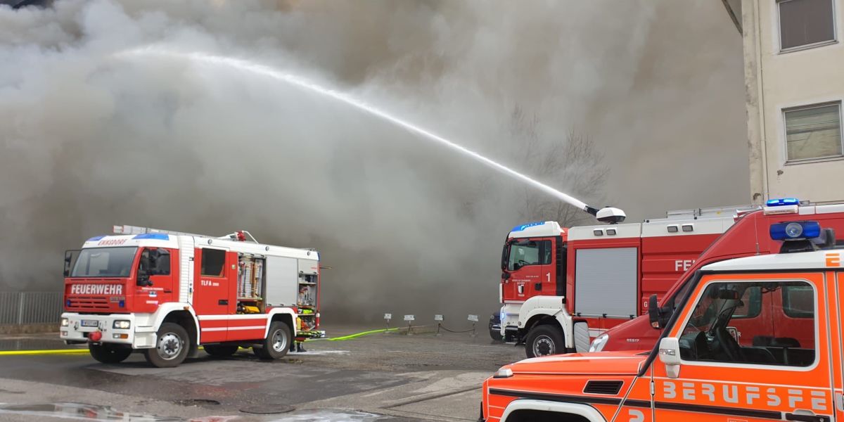 Einsatz 10. April - Trauner Löschfahrzeuge assistieren bei Großbrand in Enns