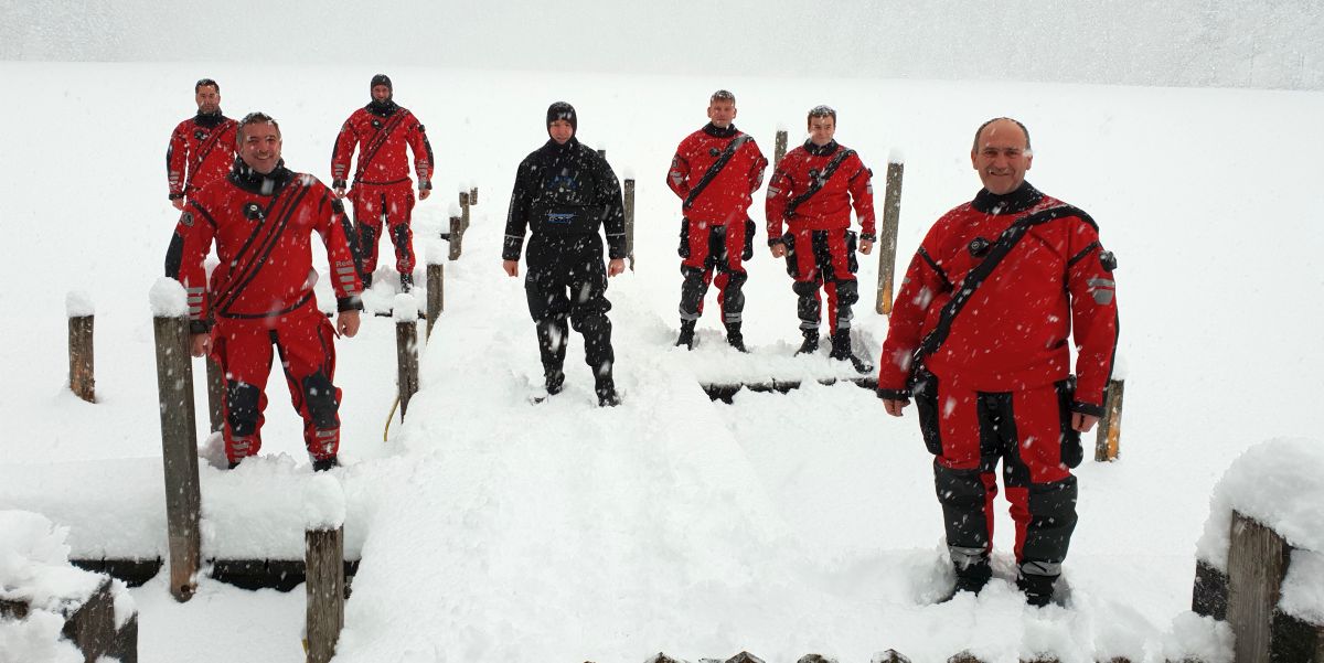 Feuerwehrtaucher zu Silvester nochmal im eiskalten Gleinker See abgetaucht