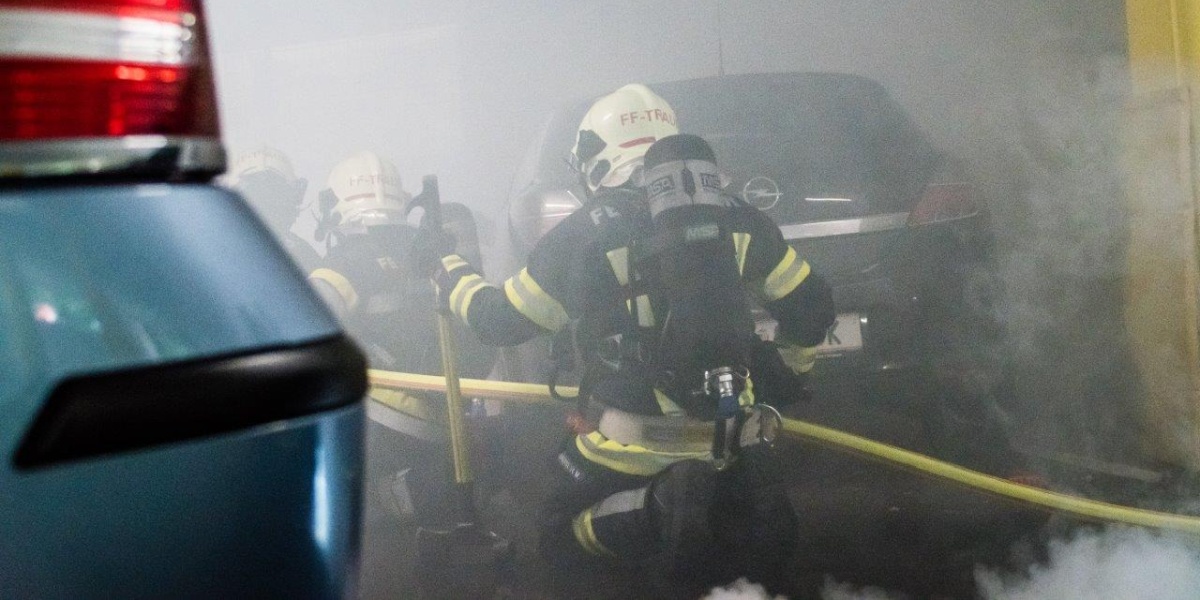Drei Feuerwehren beüben Brand in der Tiefgarage eines Wohnkomplexes