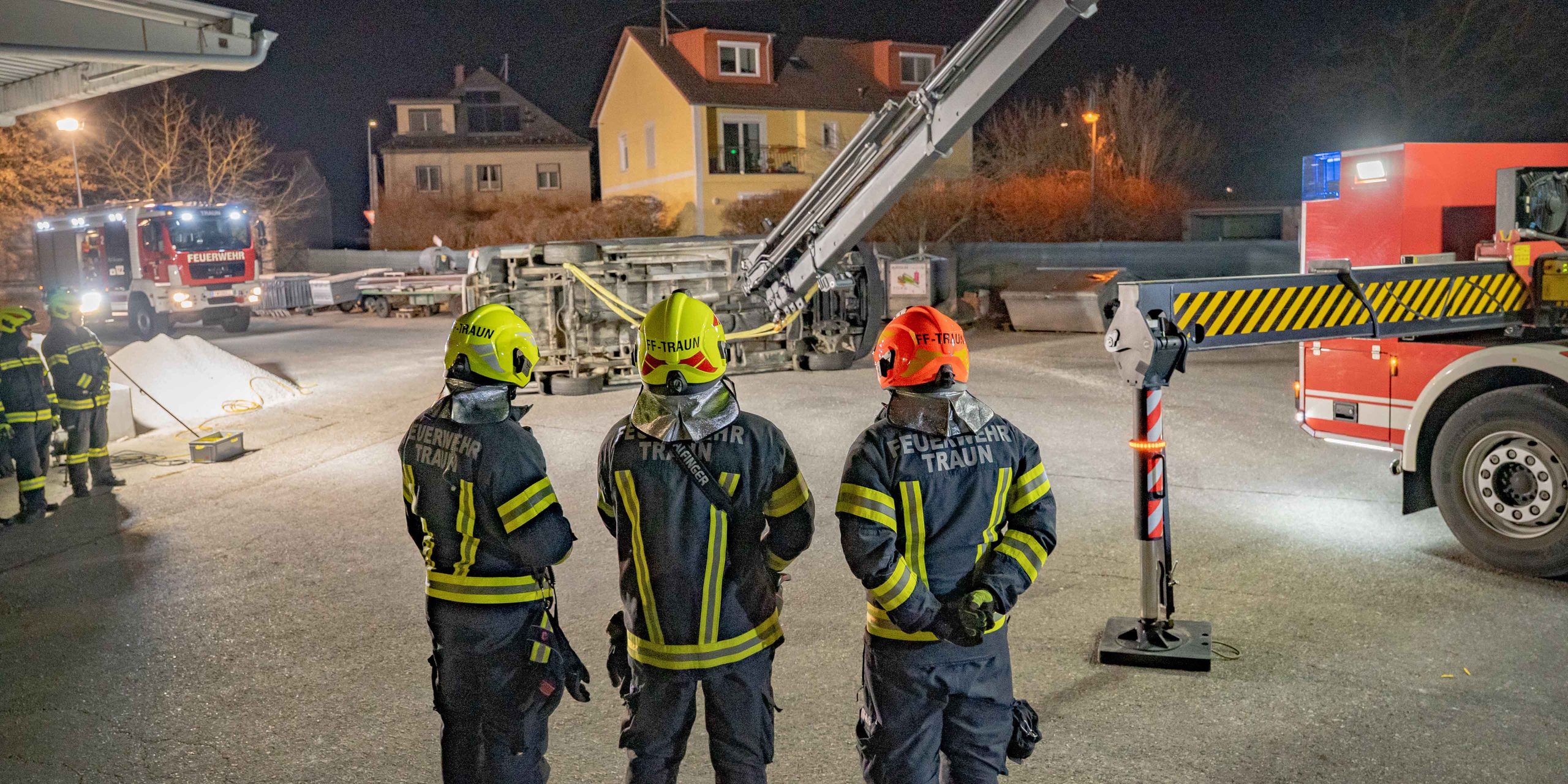 Technische Übung: Fahrzeugbergung mit Kran und Seilwinde