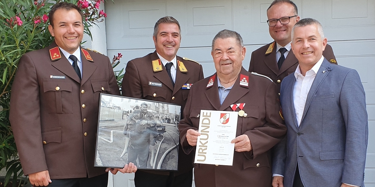 E-HBM Alfred Platzer die goldene Verdienstmedaille zuhause überreicht