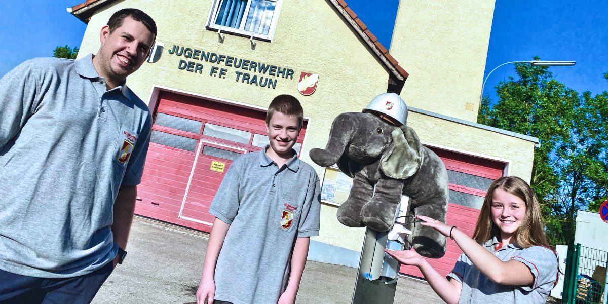 Feuerwehrjugend startet mit Babyelefanten und Desinfektionsmittel voll durch