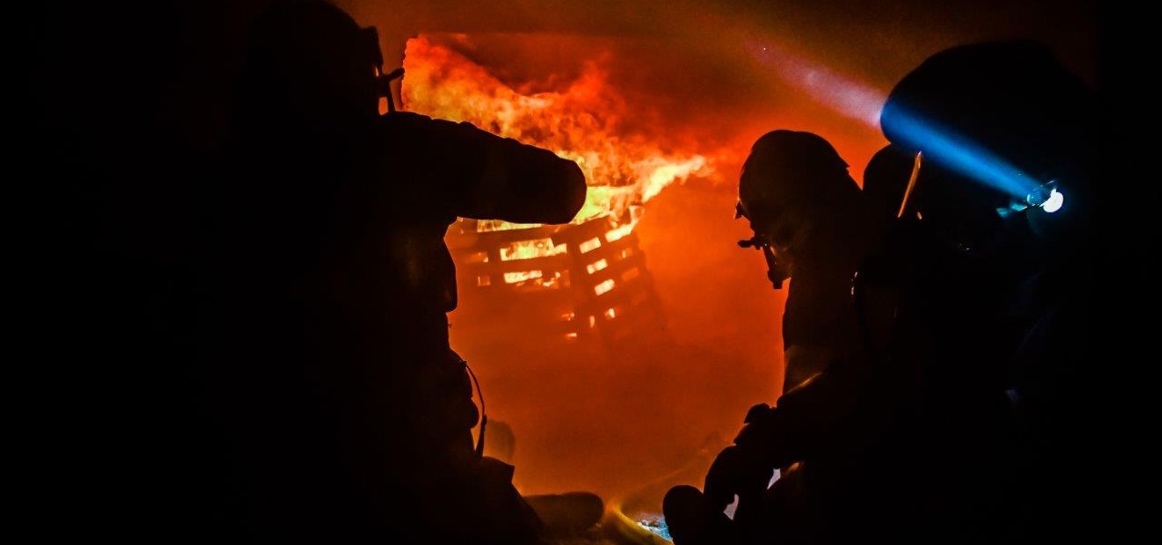 Abbruchhaus dient als Übungskulisse für eine brandheiße Atemschutzübung